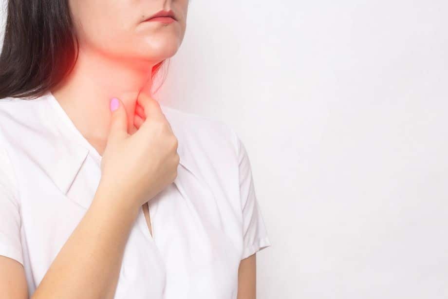 Laryngite chez l'adulte et l'enfant : traitements naturels et usage d'antibiotiques